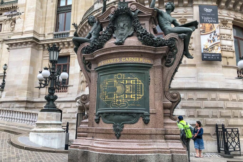 Escultura na entrada da Ópera Garnier