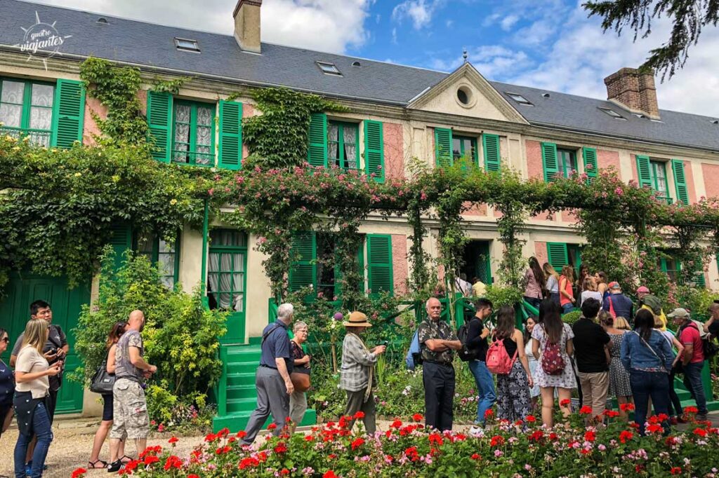 Fila de entrada para a casa de Monet em Giverny