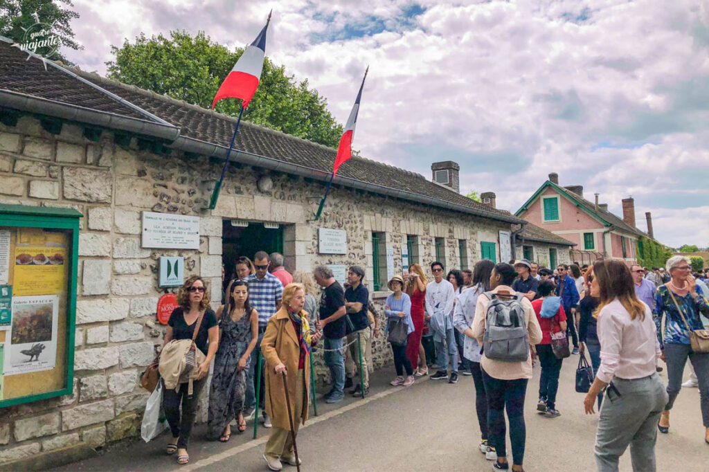 Fila na entrada do jardim de monet