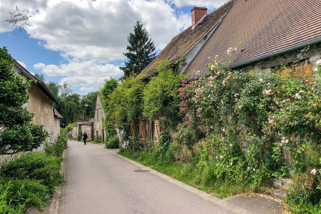 Ruas estreitas de Giverny na França na primavera