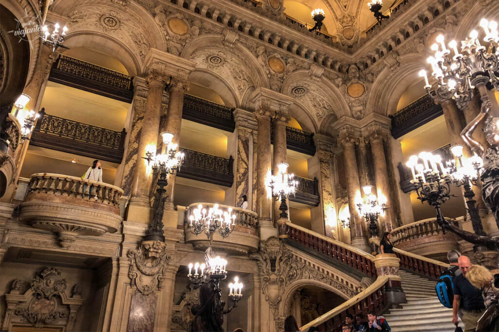 Escadaria da Ópera Garnier de Paris
