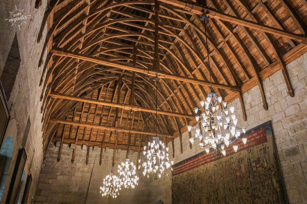salão principal do paço dos duques de bragança com teto de madeira
