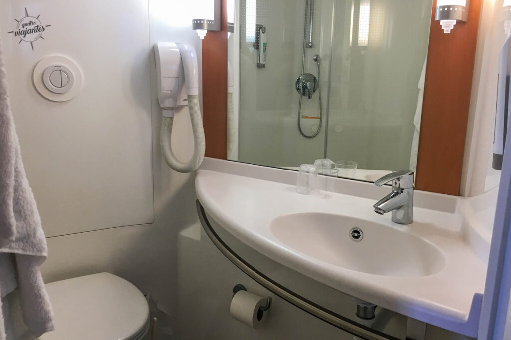banheiro hotel Ibis em Portugal