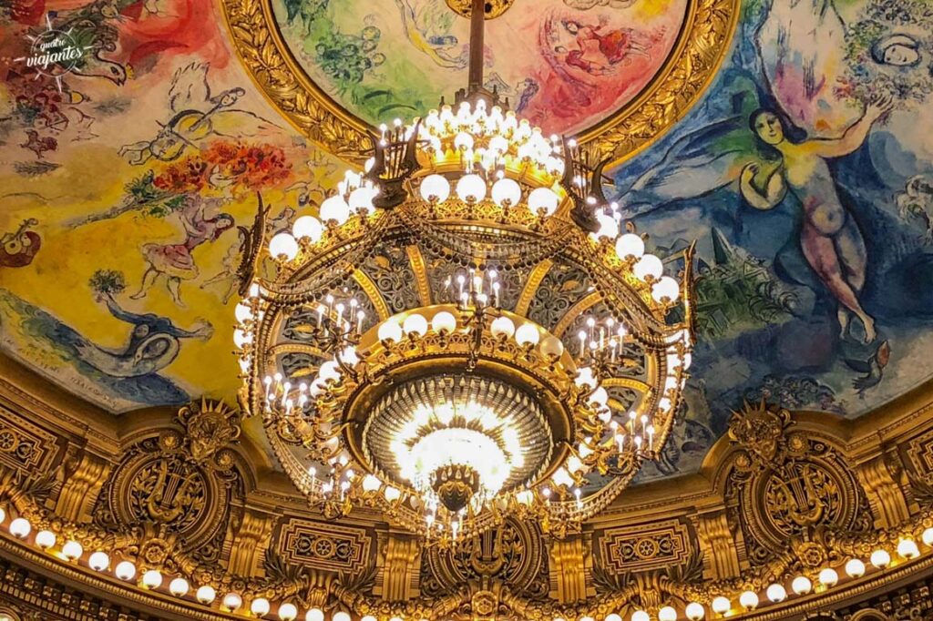 candelabro no teto da sala de espetáculos da ópera garnier