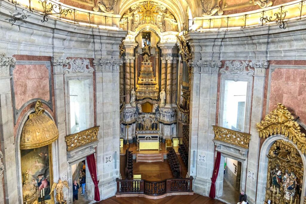 Vista do altar no interior da igreja dos clérigos na cidade do porto