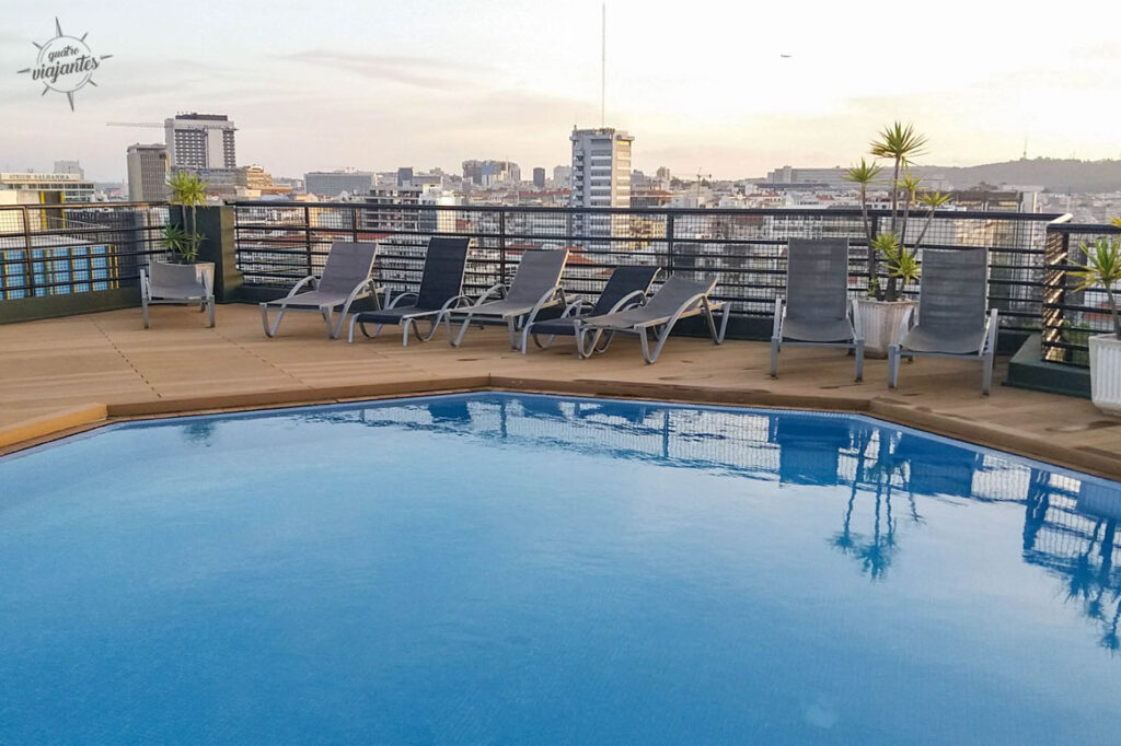 Cidade de Lisboa vista da  piscina do hotel holliday inn lisboa