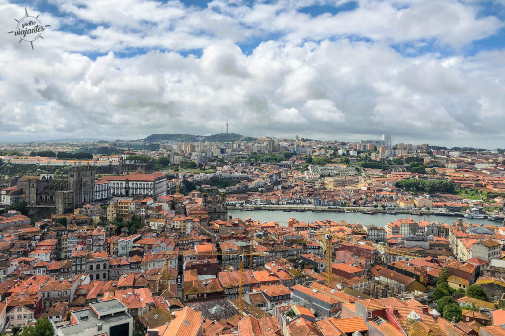 vista da cidade do Porto tirada de cima da torre dos clérigos 