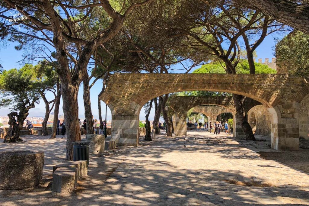 Sombra das árvores no Miradouro do Castelo de São Jorge 