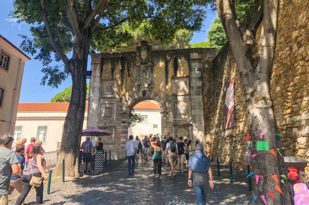 Turistas na entrada do Castelo de São Jorge