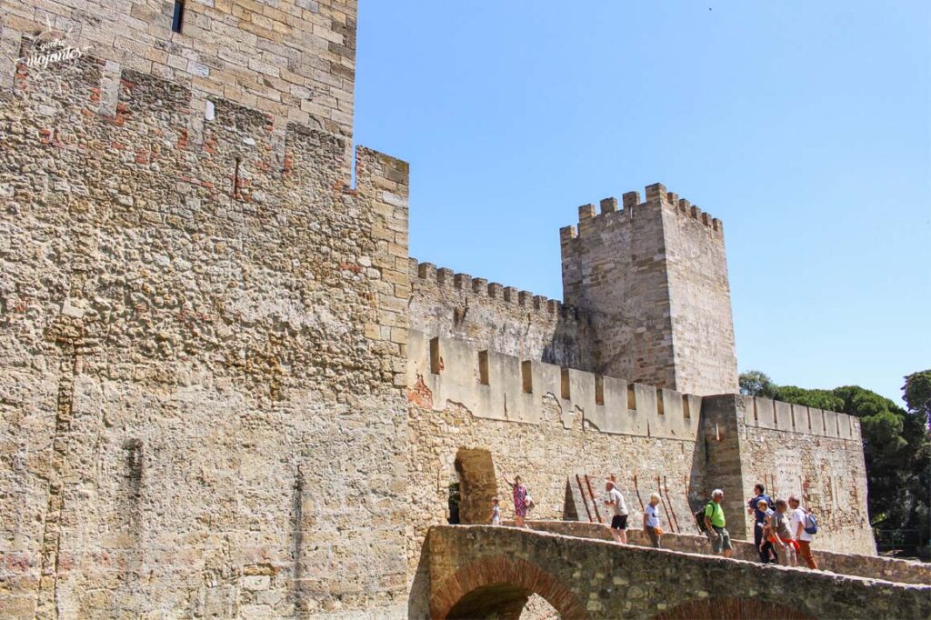 Vista da muralha castelo de São Jorge e ponte de acesso