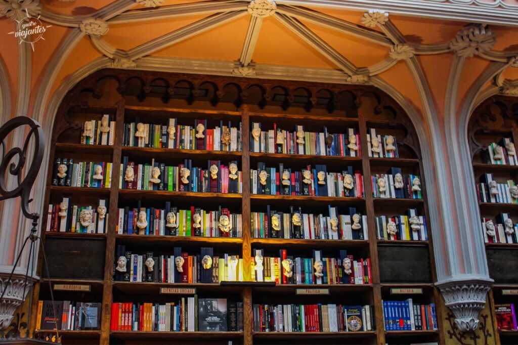 interior livraria lello porto