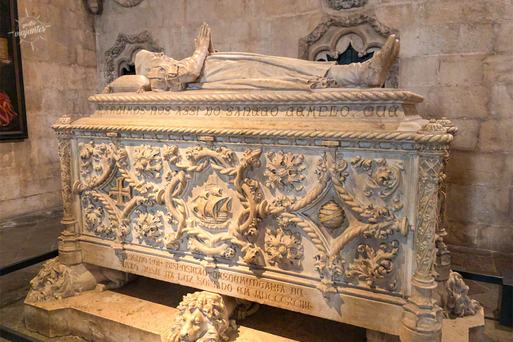 Tumba com os restos mortas de D. Manuel I, na igreja dos Jerónimos, Portugal