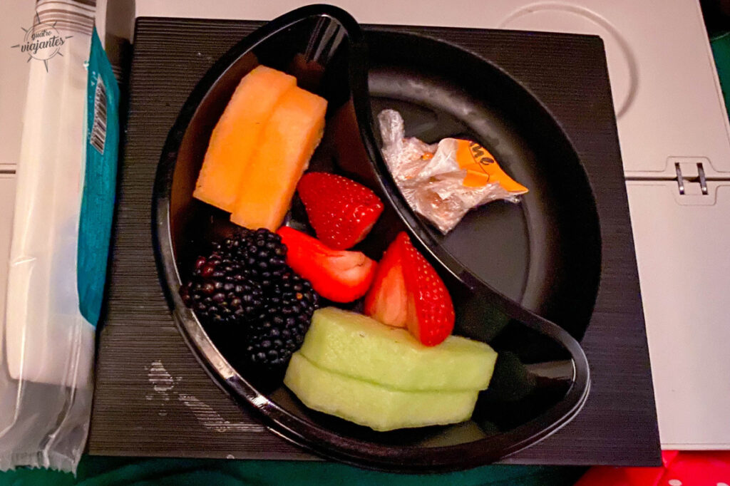 Frutas no café da manhã econômica Latam