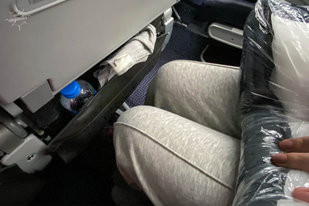 Espaço para as pernas, poltrona do Boeing 777 da American Airlines