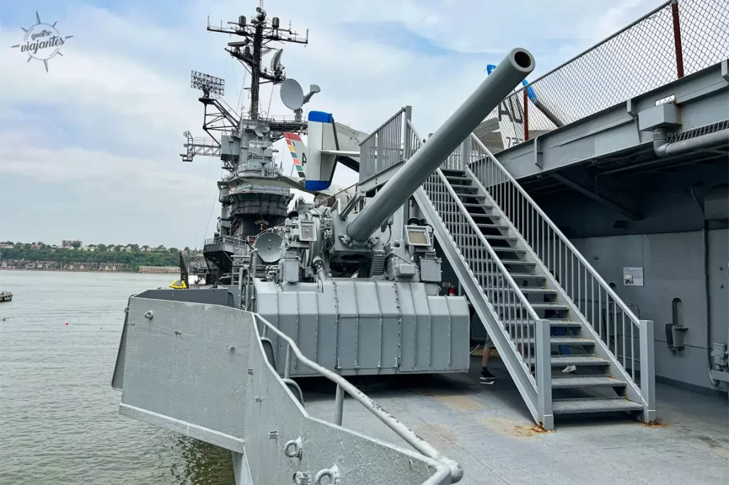 Foto das Armas que equiparam o antigo porta-aviões Intrepid