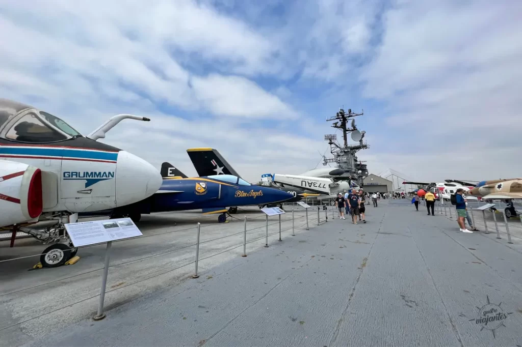 Convés de voo do Intrepid, porta-aviões da segunda guerra mundial, ancorado em Nova York