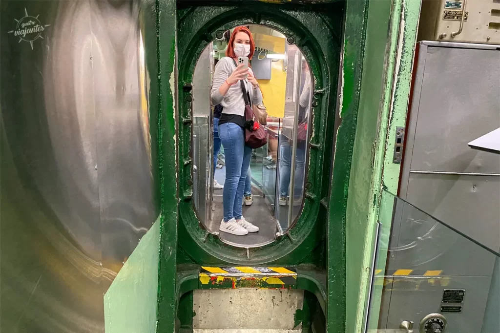 Interior do Submarino Growler no Museu do Mar, Ar e Espaco de Nova York