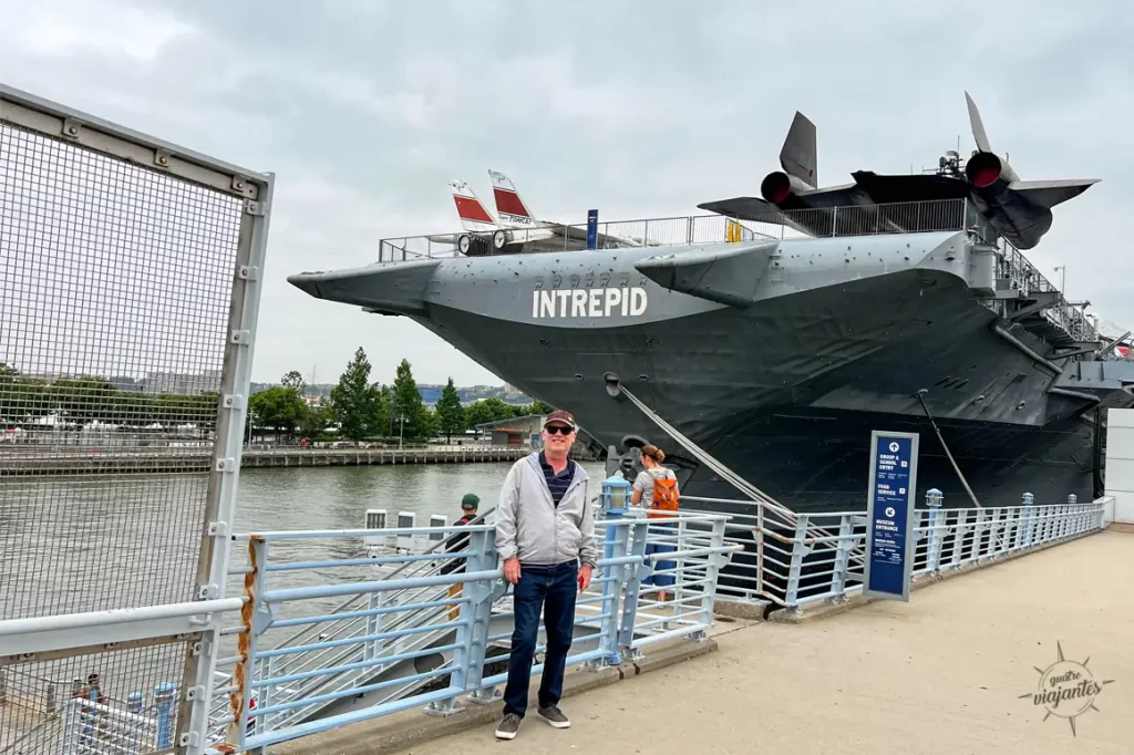 Entrada do Museu do Ar, Mar e Espaço de Nova York, com o porta-aviões Intrepid ao fundo.