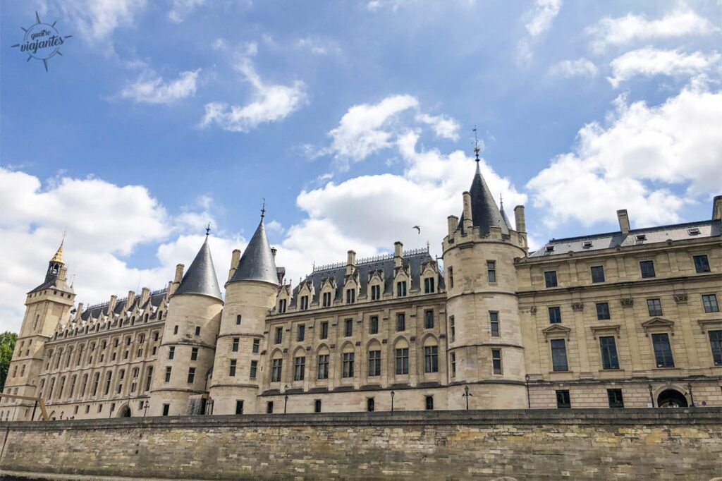Foto da Conciergerie feita a partir de um barco no Rio Sena