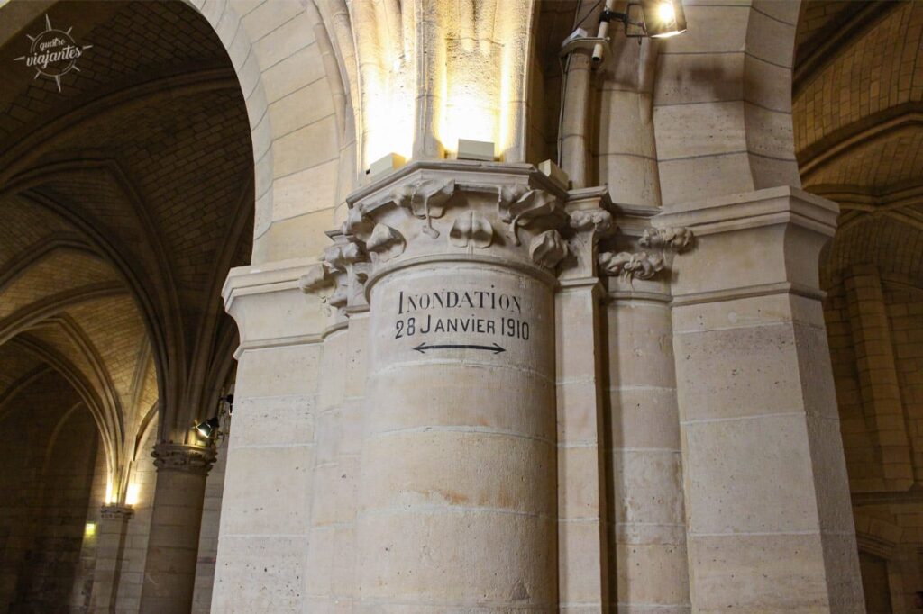 Foto com as marcações das inundações do Rio Sena feita dentro da Conciergerie Paris