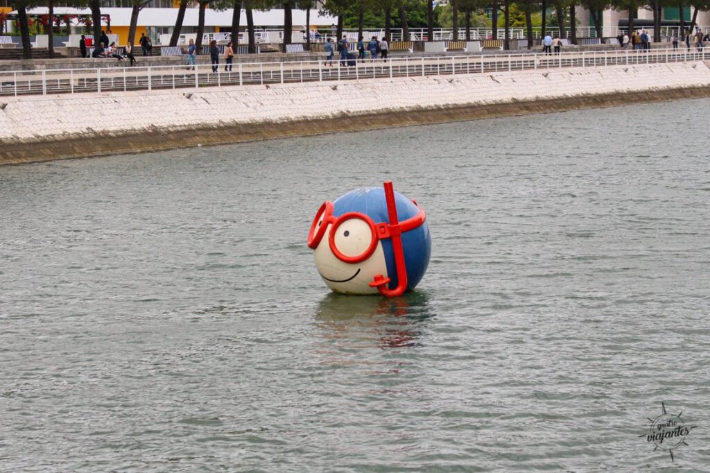 mascote Vasco no lado externo do oceanário lisboa