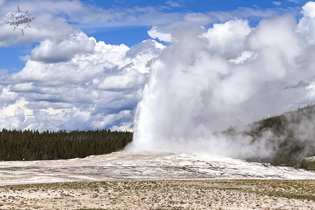 erupcão de vapor do Old Faithful Geyser no Parque Yellowstone