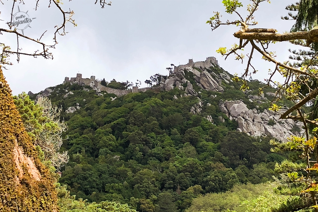 Muralhas de um castelo no alto de um morro em Sintra, Portugal