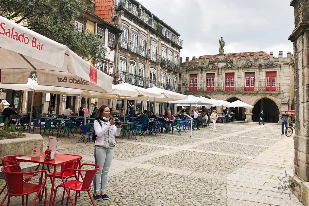 Passeio pelo centro histórico de Guimarães em Portugal