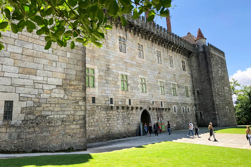 vista externa do Paço dos Duques de Bragança - Guimarães