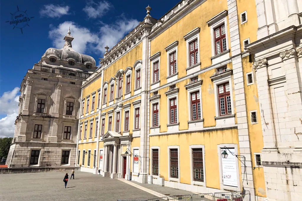 frente do Palácio Nacional de Mafra em Portugal