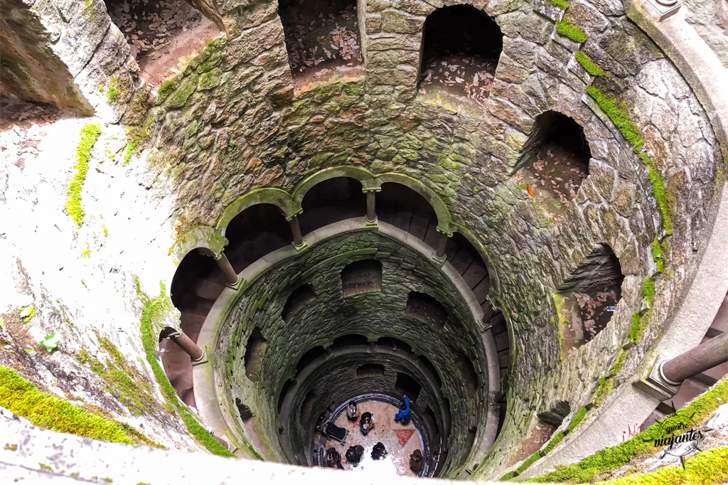 vista de cima do poço iniciático na Quinta da Regaleira