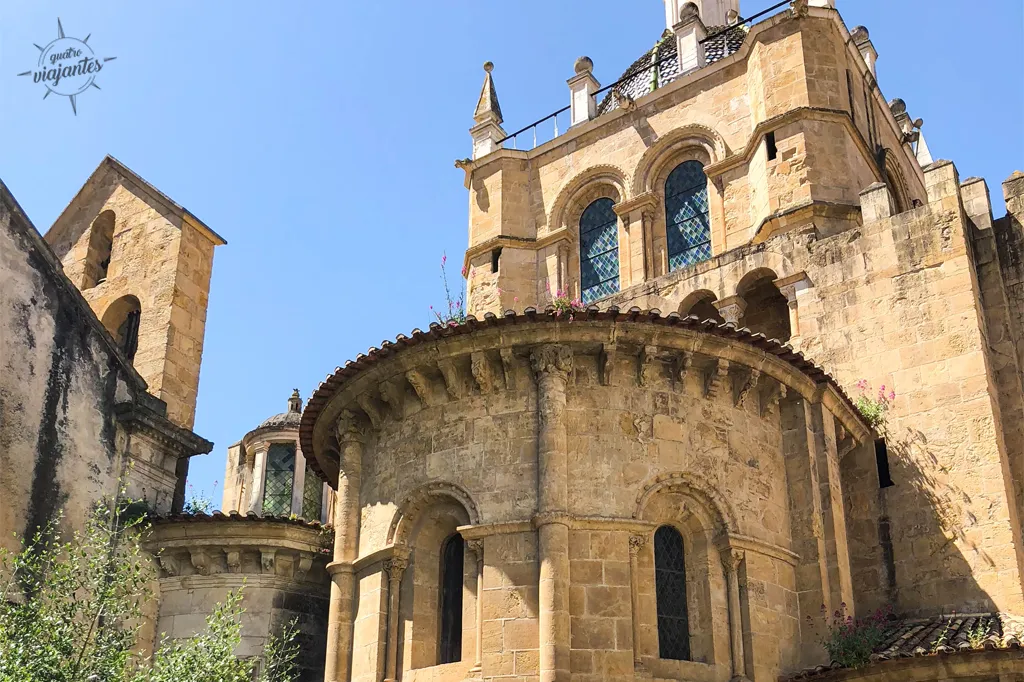 Fachada externa da Sé Velha em Coimbra-Portugal