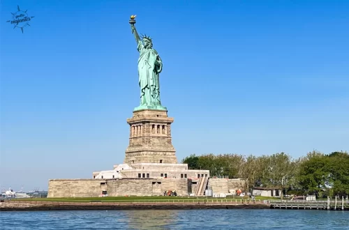 Foto da estátua da Liberdade vista do barco que leva até a ilha.
