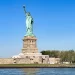 Foto da estátua da Liberdade vista do barco que leva até a ilha.