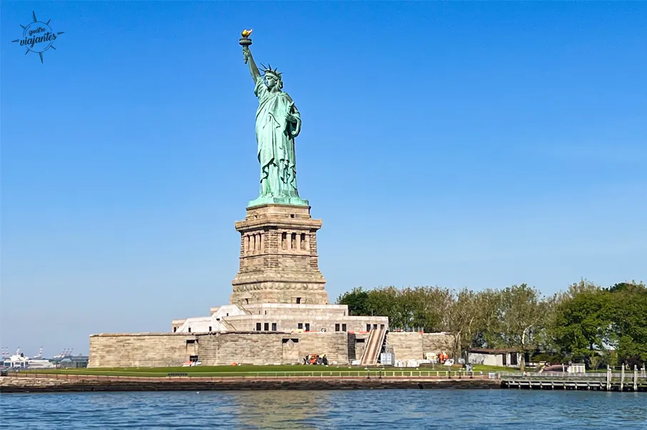 Foto da estátua da Liberdade vista do barco que leva até a ilha.