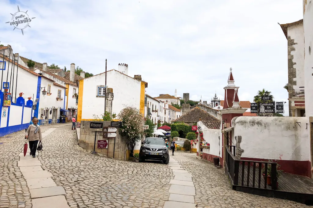 ruas de óbidos em Portugal, um passeio bate e volta saindo de Lisboa