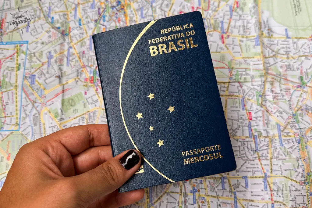 Passaporte, documento necessário para uma viagem internacional.
