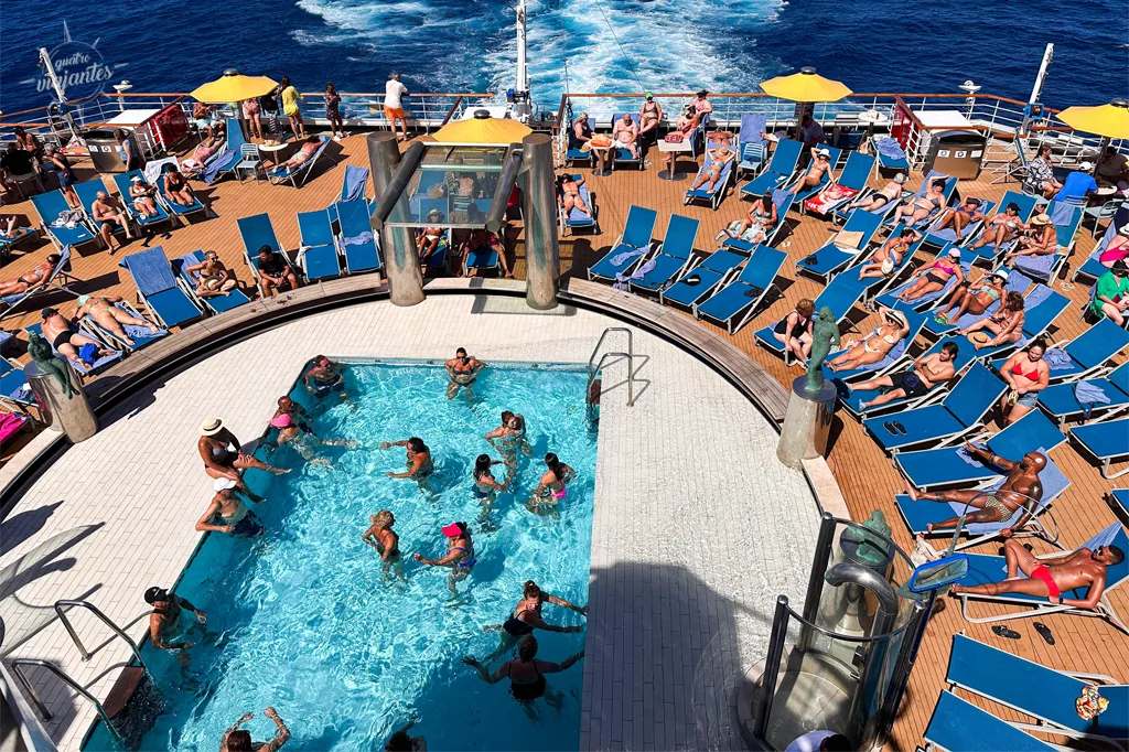 Dia de sol na piscina do navio Costa Favolosa