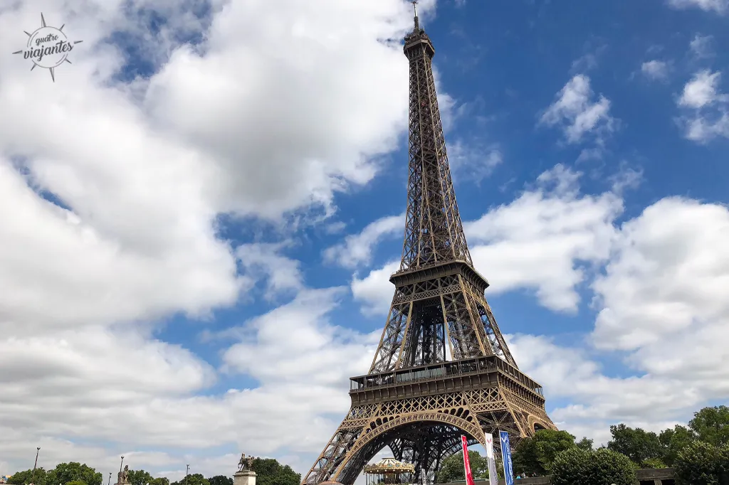 Torre Eiffel vista do Rio Sena.