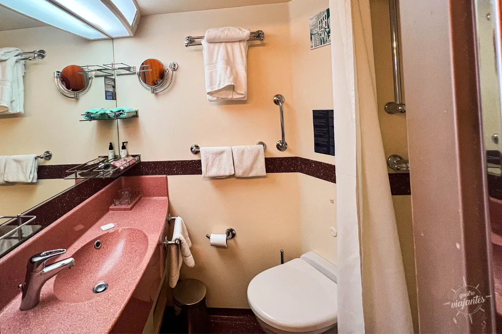 Banheiro da cabine do navio Costa Favolosa