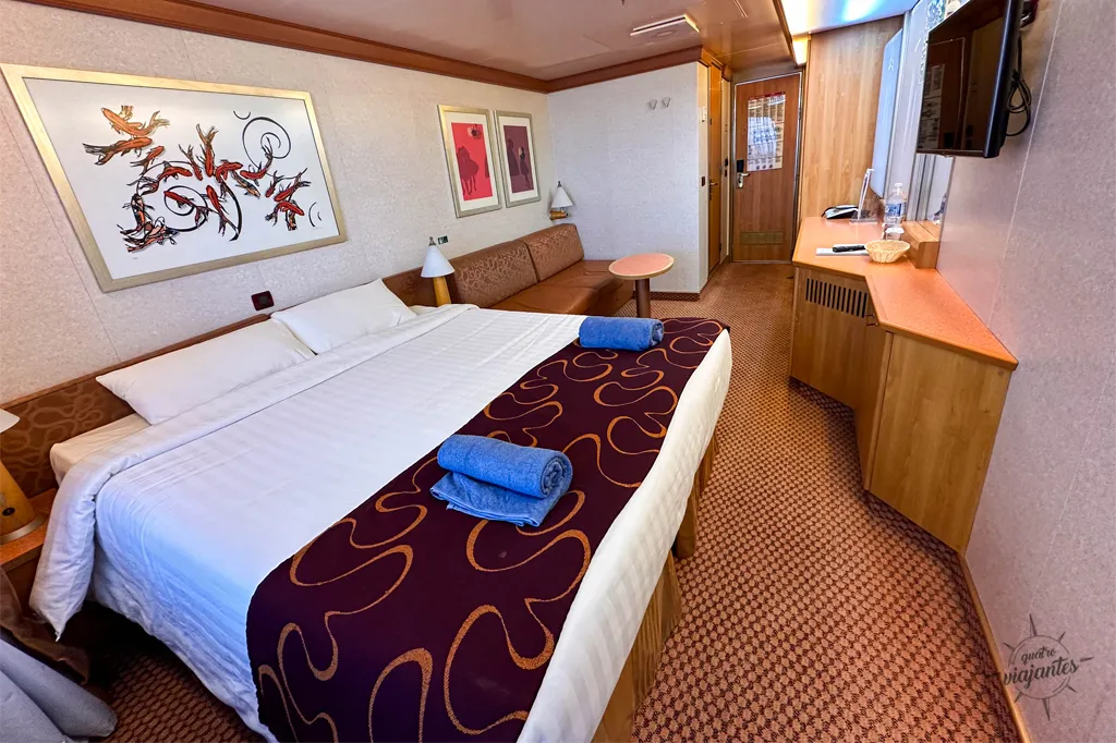 Interior da cabine com sacada externa no navio Costa Favolosa