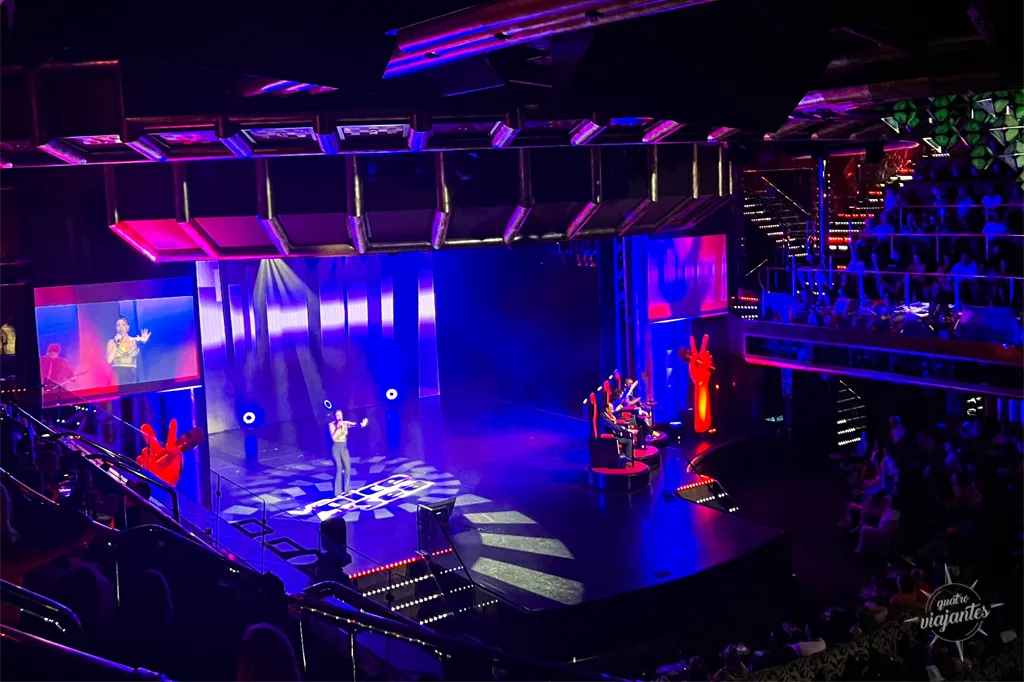 espetáculo no teatro do navio Costa Favolosa