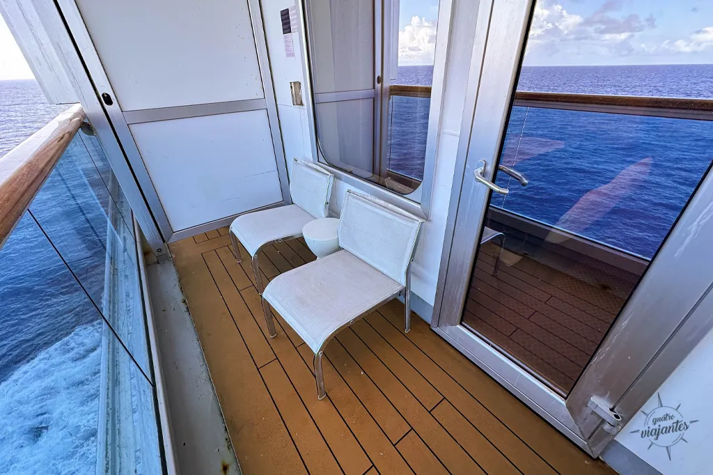 Sacada da cabine do navio Costa Favolosa
