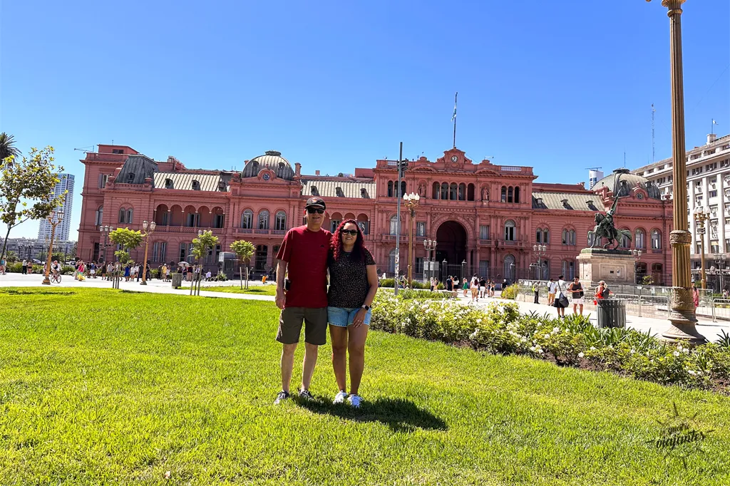 Praça com o palácio casa rosada ao fundo na cidade de Buenos Aires