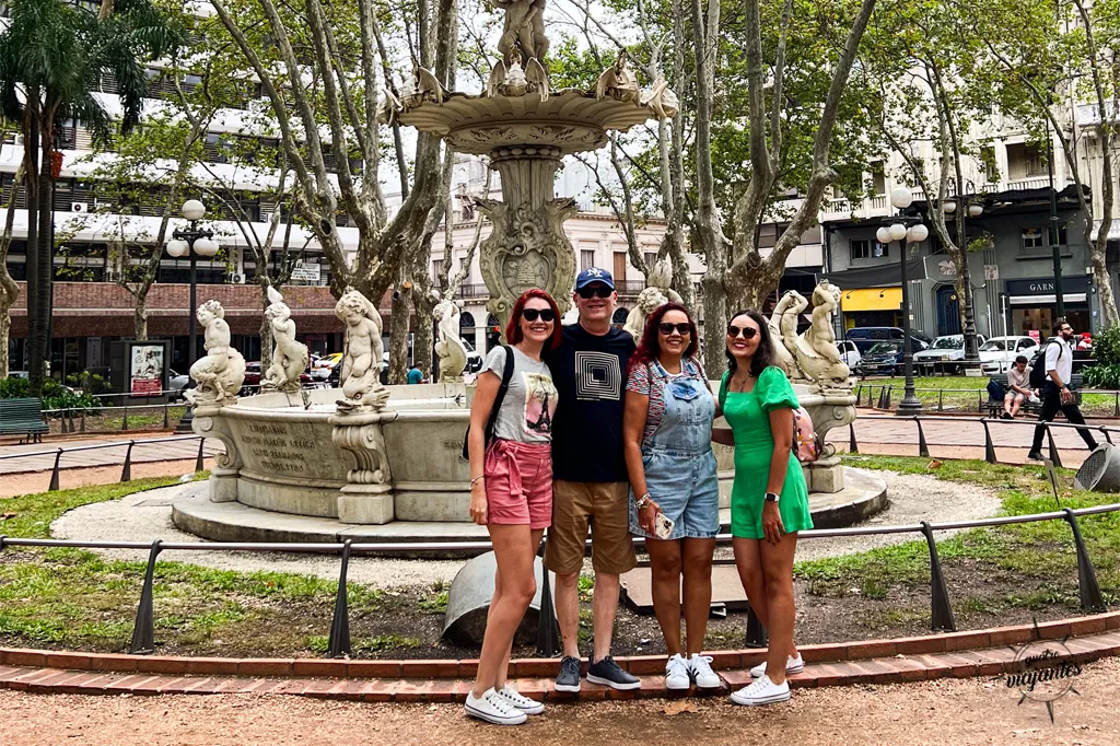 Praça com chafariz e árvores ao redor na ciada de Montevidéu