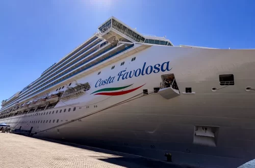 Navio de Cruzeiro escrito Costa Favolosa na lateral