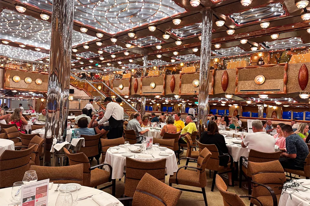 Mesas do restaurante à la carte do navio Costa Favolosa