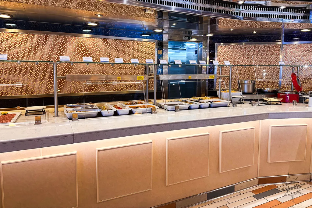 Balcão de comidas do restaurante buffet do navio Costa Favolosa