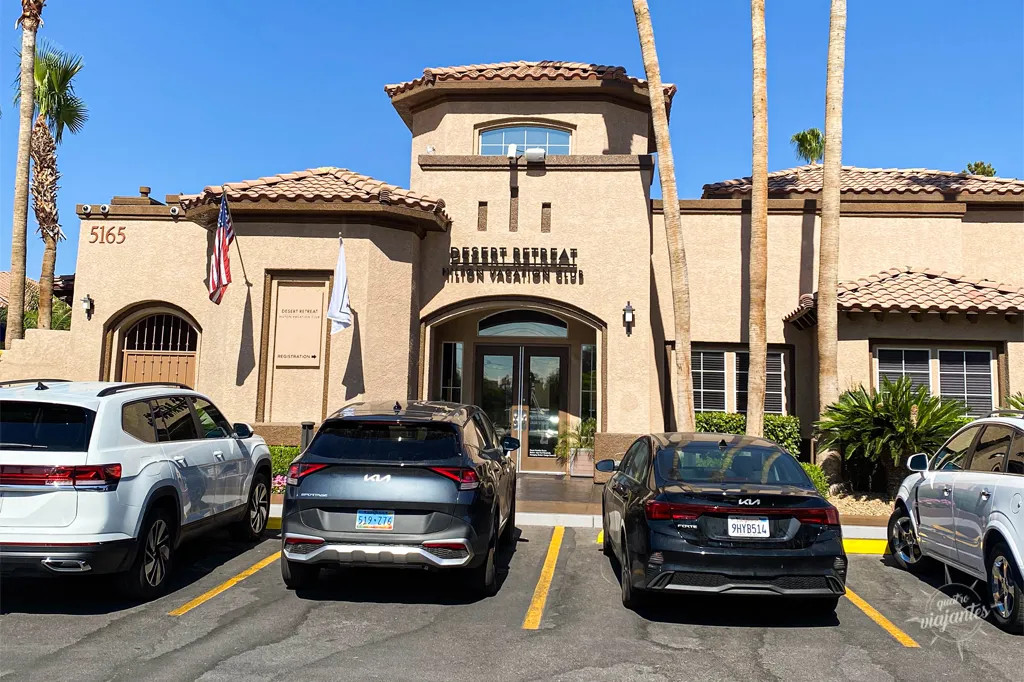 Entrada do hotel hilton vacation club desert retreat las vegas com carros estacionados na frente