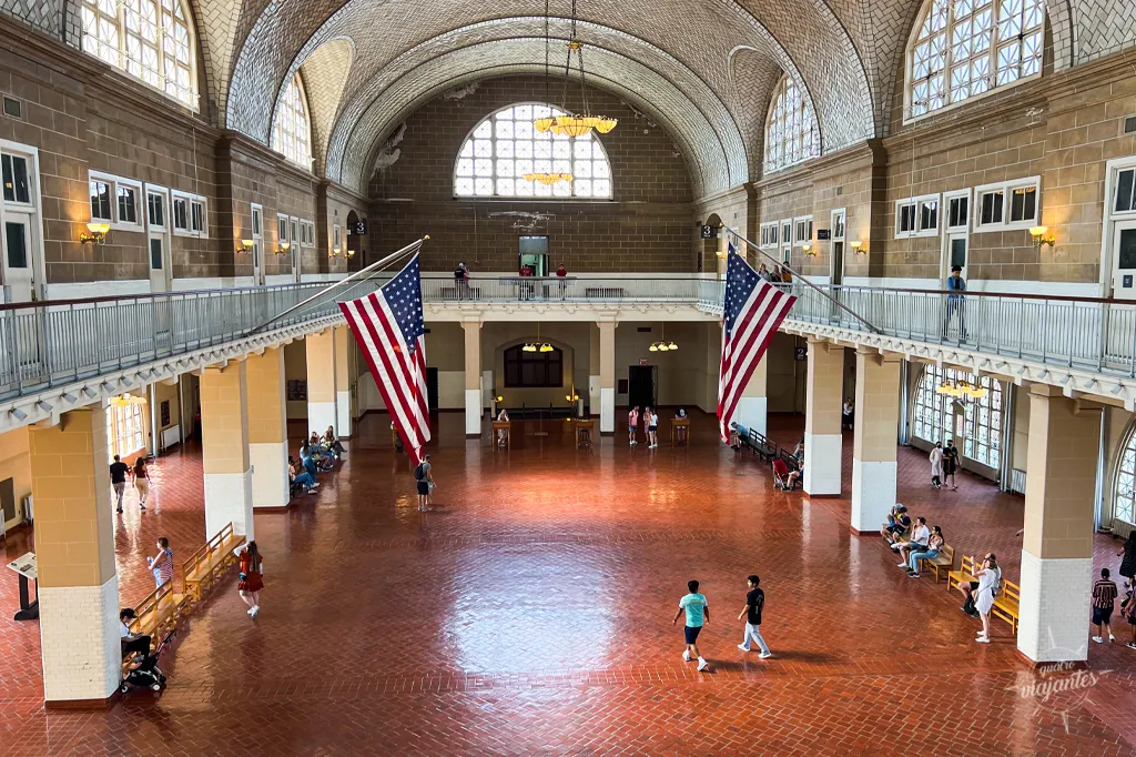 Salão onde eram feitos os registros de imigração na Ellis Island, museu da Imigração de Nova York.